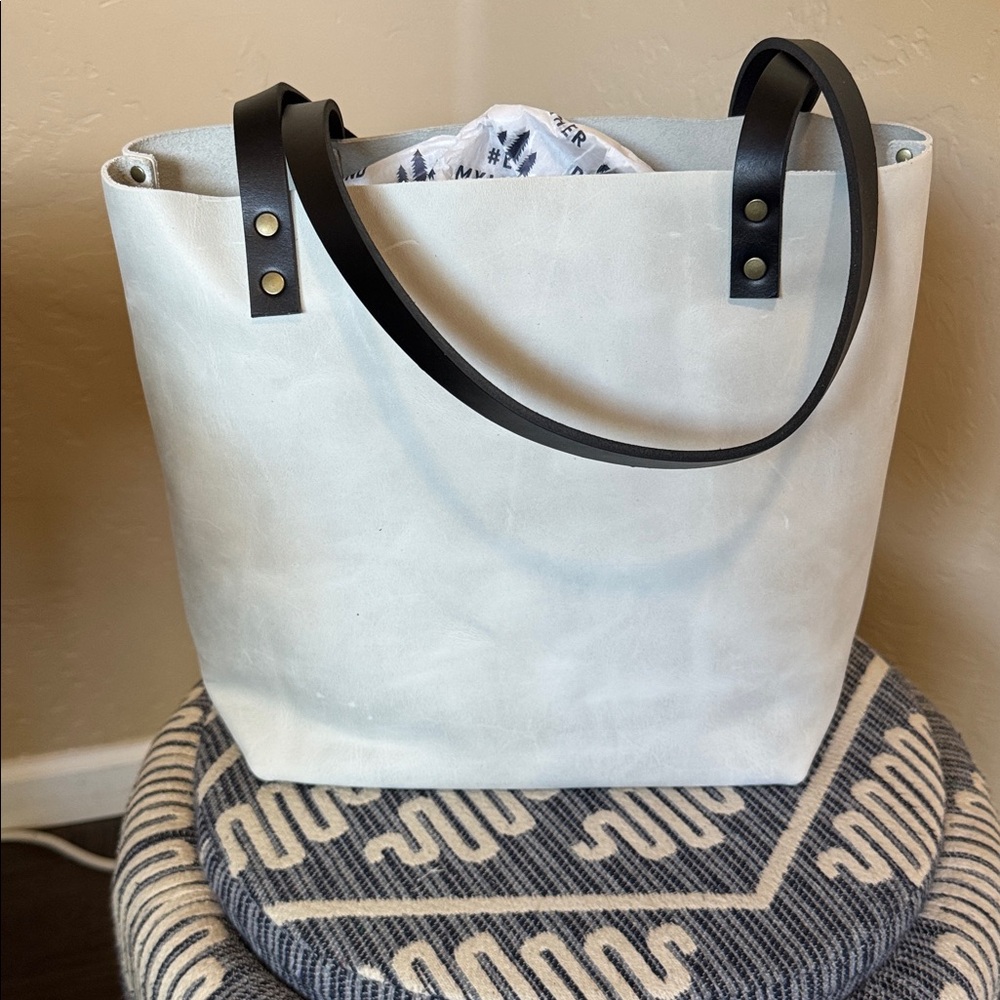 NWT Portland Leather Beluga Tote Bag with Black Handles Medium Tote FREE TASSEL - Picture 3 of 12